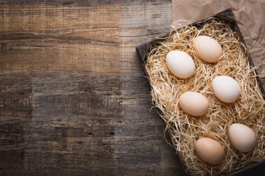 Taze saman üzerinde mezarda Köyü yumurta bırakırlar. Rustik tarzı. Lezzetli bir pasta, tarım ürünleri, diyet ve beslenme için malzemeler. Kopya alanı.