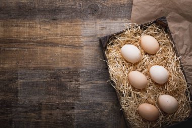 Taze saman üzerinde mezarda Köyü yumurta bırakırlar. Rustik tarzı. Lezzetli bir pasta, tarım ürünleri, diyet ve beslenme için malzemeler. Kopya alanı.