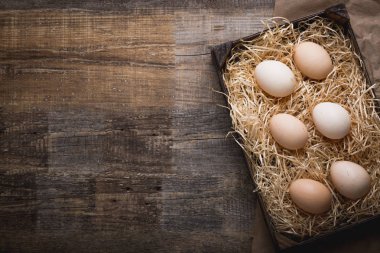 Taze saman üzerinde mezarda Köyü yumurta bırakırlar. Paskalya ayarlayın. Rustik tarzı. Lezzetli bir pasta, tarım ürünleri, diyet ve beslenme için malzemeler. Kopya alanı.