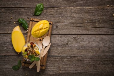 Güçlü bir adam, bir atlet veya fitness antrenörü gıda tadı. Kağıt konteyner götürmek için gıda ile.