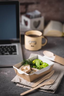 fitness için sağlıklı gıda ile öğle yemeği. Ofiste masanızda yemek saati. Belgili tanımlık laptop vasıl belgili tanımlık masa üzerinde atlet akşam yemeği.