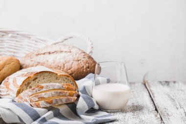 Taze kokulu ekmek fırından taze. Ocağın ekmek ahşap bir masa üzerinde bir bez keten peçeteye koydu.