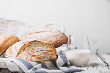 Taze kokulu ekmek fırından taze. Ocağın ekmek ahşap bir masa üzerinde bir bez keten peçeteye koydu.