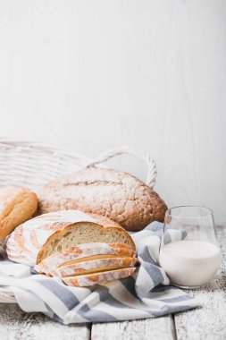 Taze kokulu ekmek fırından taze. Ocağın ekmek ahşap bir masa üzerinde bir bez keten peçeteye koydu.