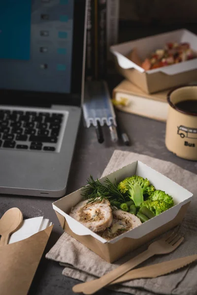 Обід зі здоровою їжею для фітнесу. Закуски на вашому столі в офісі. Вечеря спортсмена на столі в ноутбуці . — стокове фото