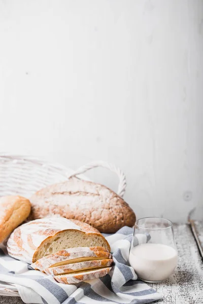 Fresh fragrant bread fresh from the oven. Hearth bread on a wooden table, laid on a cloth linen napkin. — Stock Photo, Image