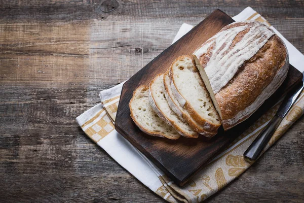 Los ingredientes para hornear. Huevos, pan, harina, batidora, quistes de cocina, utensilios de cocina. Copiar espacio. Colocar debajo del texto . —  Fotos de Stock