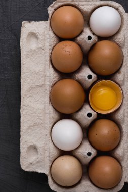 Pişirme için malzemeler. Yumurta, ekmek, un, Mikser, kistler, Mutfak Gadget'ları pişirme. Uzay kopyalayın. Metnin altında yer.