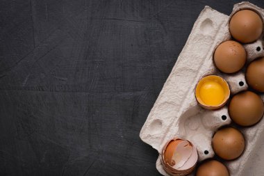 Pişirme için malzemeler. Yumurta, ekmek, un, Mikser, kistler, Mutfak Gadget'ları pişirme. Uzay kopyalayın. Metnin altında yer.