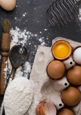 Pişirme için malzemeler. Yumurta, ekmek, un, Mikser, kistler, Mutfak Gadget'ları pişirme. Uzay kopyalayın. Metnin altında yer.