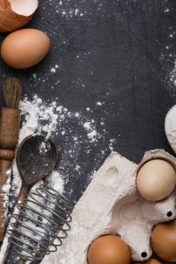 Pişirme için malzemeler. Yumurta, ekmek, un, Mikser, kistler, Mutfak Gadget'ları pişirme. Uzay kopyalayın. Metnin altında yer.