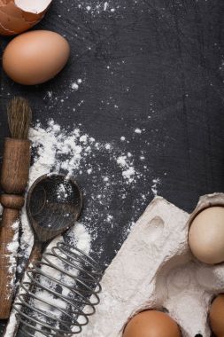 Pişirme için malzemeler. Yumurta, ekmek, un, Mikser, kistler, Mutfak Gadget'ları pişirme. Uzay kopyalayın. Metnin altında yer.