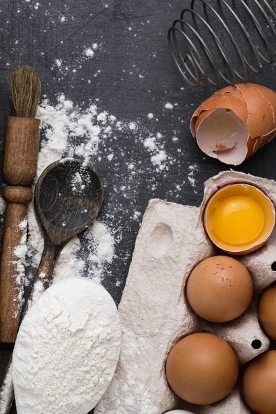 Ингредиенты для выпечки. Яйца, хлеб, мука, миксер, кисты, кухонные гаджеты. Принято. Место под текстом . — стоковое фото