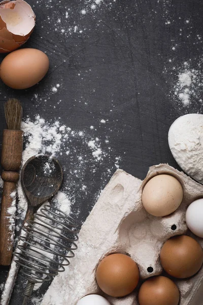 Ingredientele pentru coacere. Ouă, pâine, făină, mixer, chisturi de gătit, gadget-uri de bucătărie. Copiaţi spaţiul. Plasați sub text . — Fotografie, imagine de stoc