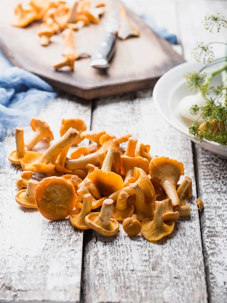 Sonbahar mantar kırmızı, ahşap bir gemide bir bıçakla kesilmiş. Soğan, dereotu masanın üzerinde. Akşam yemeği