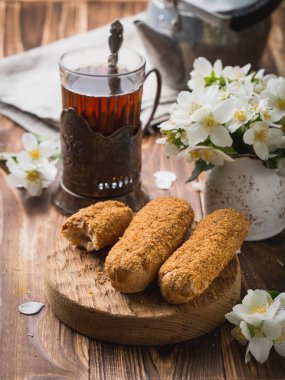Çay bir cam ölçek ile eklerleri. Masaya ahşap masa çiçek