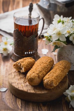Çay bir cam ölçek ile eklerleri. Masaya ahşap masa çiçek