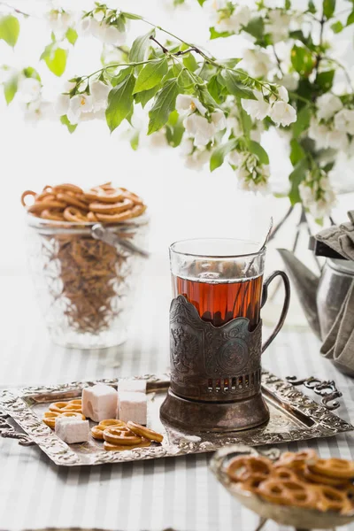 Kek ile çay. Kahvaltı gazeteci ahşap bir masa, babamın ikindi çayı üzerinde. — Stok fotoğraf