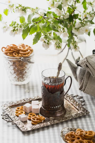 Kek ile çay. Kahvaltı gazeteci ahşap bir masa, babamın ikindi çayı üzerinde. — Stok fotoğraf