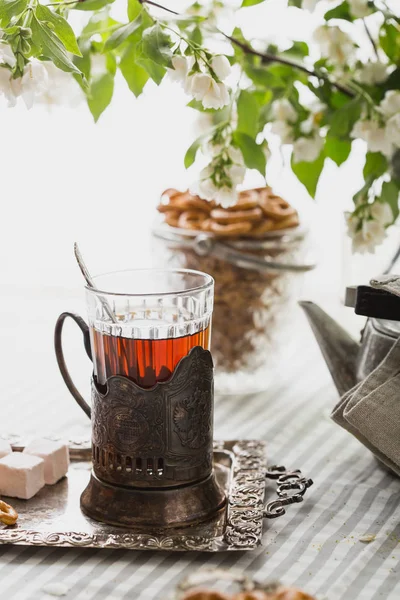 Kek ile çay. Kahvaltı gazeteci ahşap bir masa, babamın ikindi çayı üzerinde. — Stok fotoğraf