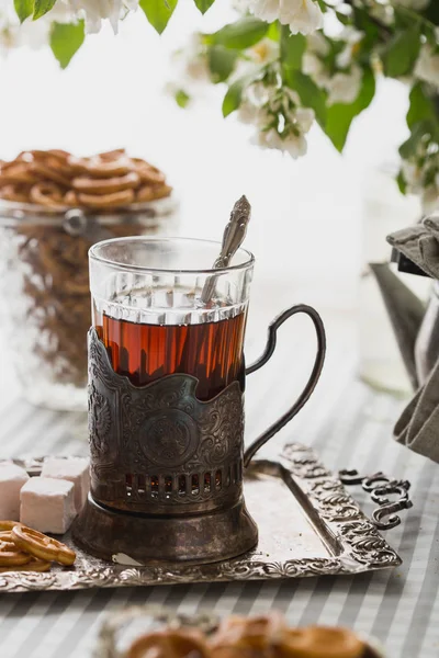 Kek ile çay. Kahvaltı gazeteci ahşap bir masa, babamın ikindi çayı üzerinde. — Stok fotoğraf