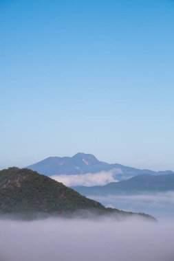 Bulutlar deniz, yüksek dağ ili Nagano, Japonya ile sabah sis.