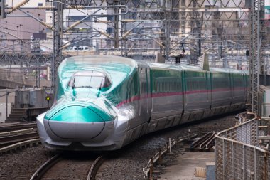 yüksek hızlı hızlı tren 