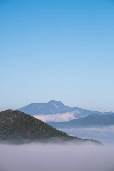 雾在早上与日本长野县省高山 — 图库照片