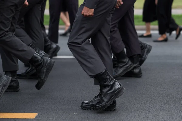 La police marche en rang — Photo