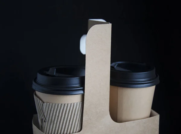 コーヒーペーパーカップ コーヒーを飲みに行く ファーストフードのコーヒーだ黒を基調としたコーヒーと紙コップ — ストック写真