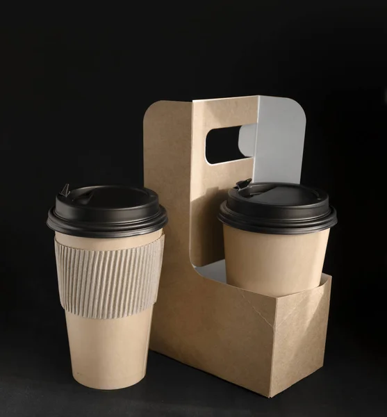 Kâğıt kahve bardağı. Paket kahve. Fast food kahvesi. Siyah arka planda kahve bardakları.