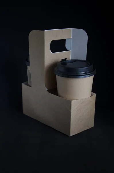 Kâğıt kahve bardağı. Paket kahve. Fast food kahvesi. Siyah arka planda kahve bardakları.