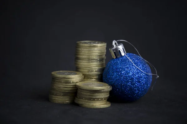 Siyah arka planda Noel oyuncakları ve bozuk paralar. Kazakistan tentesi ve Noel süsü. Sikkeler kazastan tenge 2020.