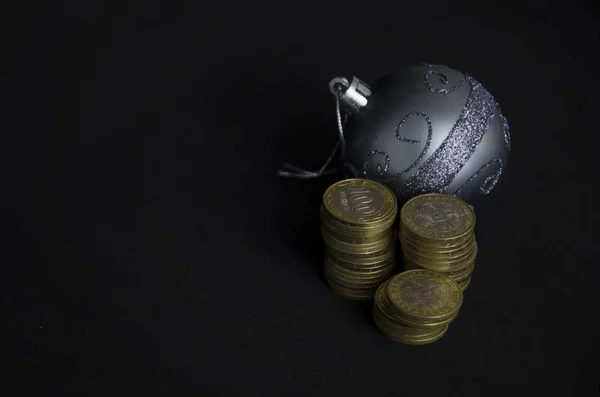 Juguete Navideño Monedas Sobre Fondo Negro Kazajstán Tenge Decoración Navideña — Foto de Stock
