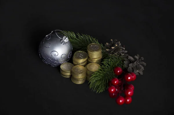 Świąteczna Zabawka Monety Czarnym Tle Kazachstan Tenge Świąteczne Dekoracje Monety — Zdjęcie stockowe