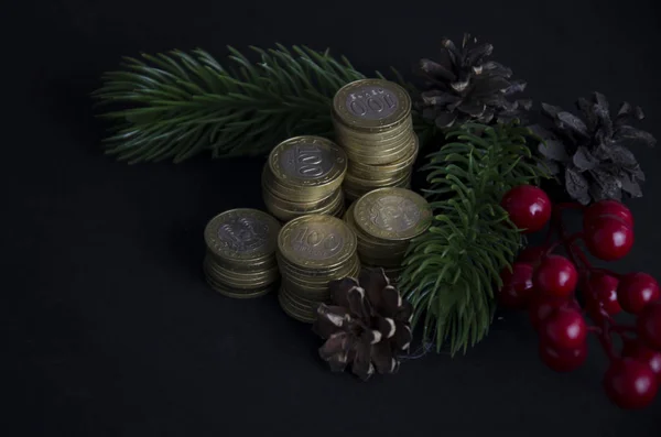 Siyah Arka Planda Noel Oyuncakları Bozuk Paralar Kazakistan Tentesi Noel — Stok fotoğraf