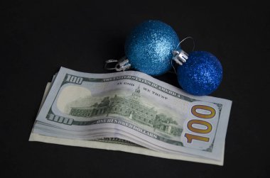 Para ve Noel oyuncakları. Noel baloları ve Noel hediyeleri. Sevinçten dolar