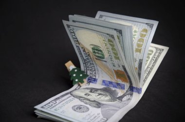 Para ve Noel oyuncakları. Noel baloları ve Noel hediyeleri. Sevinçten dolar