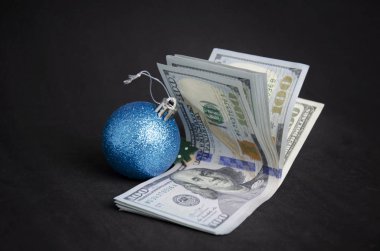 Para ve Noel oyuncakları. Noel baloları ve Noel hediyeleri. Sevinçten dolar