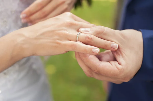 新郎置く結婚指輪 — ストック写真