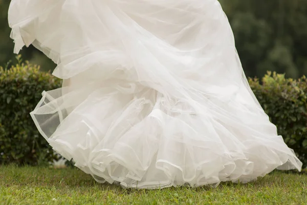 Abito da sposa bianco svolazzante — Foto Stock