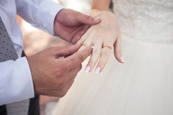 Жених надевает обручальное кольцо — стоковое фото