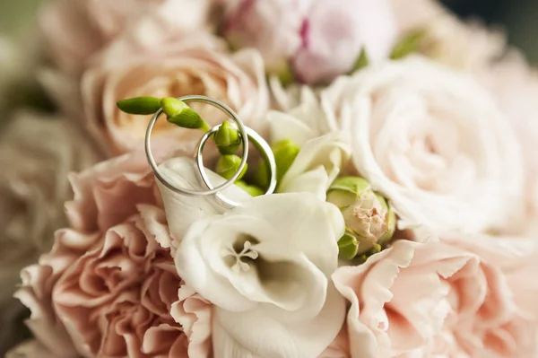 Beau bouquet de mariage et anneaux — Photo