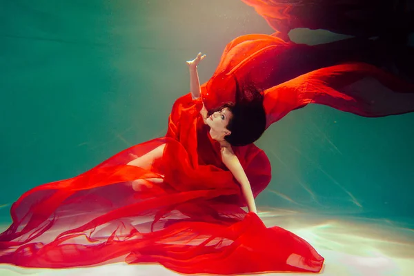 Вагітна Дівчина Плаває Під Водою Червоній Сукні — стокове фото