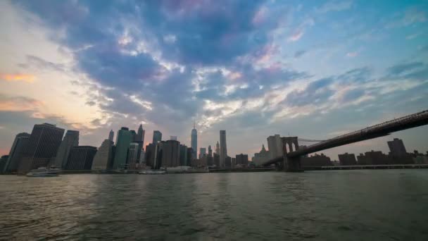 Skyline del centro de Manhattan al atardecer — Vídeo de stock