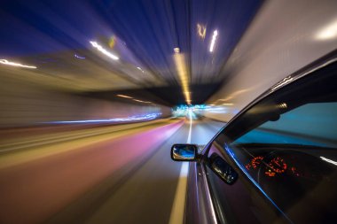 Geceleri araba taşır.