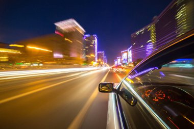 Geceleri araba taşır.