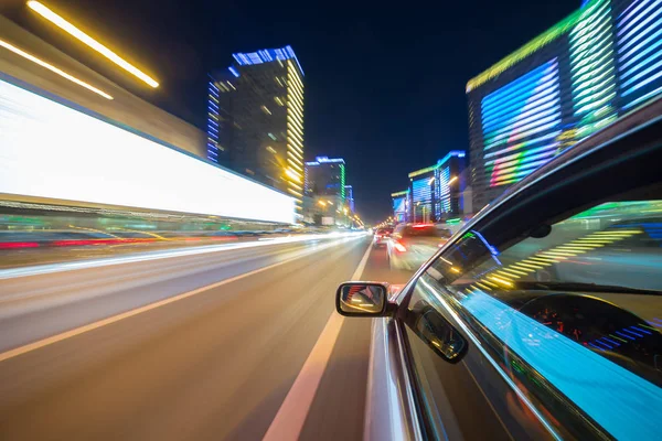 O carro move-se à noite . — Fotografia de Stock