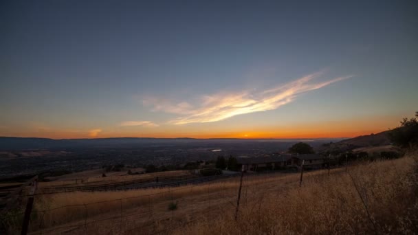 Blick auf das Siliziumtal vom Mount Hamilton bei Sonnenuntergang. — Stockvideo