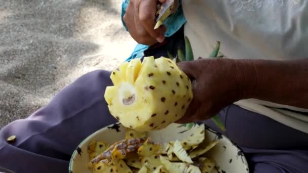 Obieranie ananasa z siekierą na Bali beach — Wideo stockowe